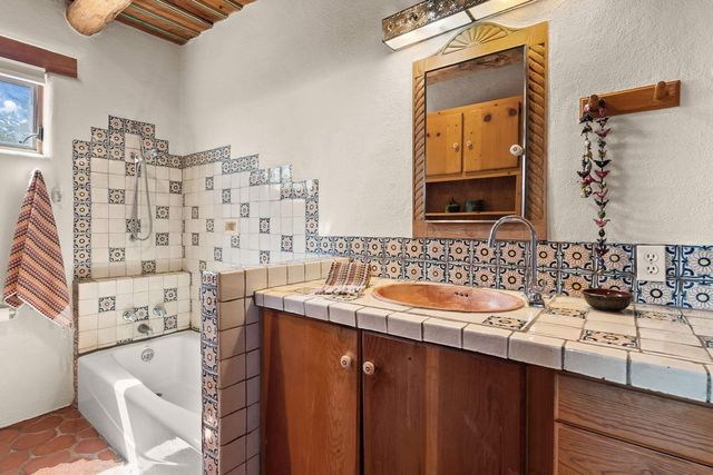 17 Tano West, Santa Fe, NM 87506