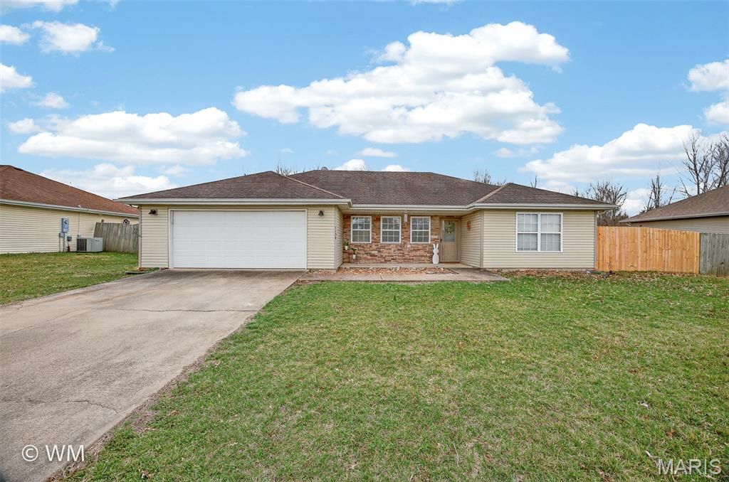 1134 Applelane, Lebanon, MO 65536