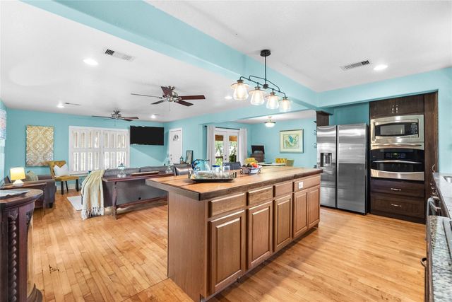 939 17th Street Street, Dickinson, TX 77539