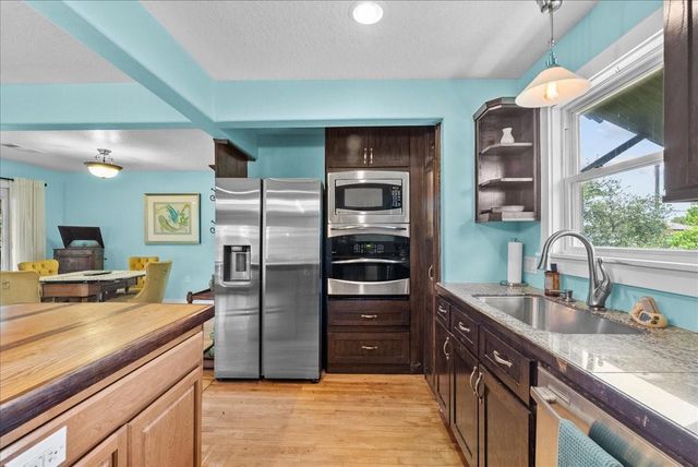 939 17th Street Street, Dickinson, TX 77539
