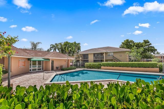 10461 NW 7th St 204, Pembroke Pines, FL 33026