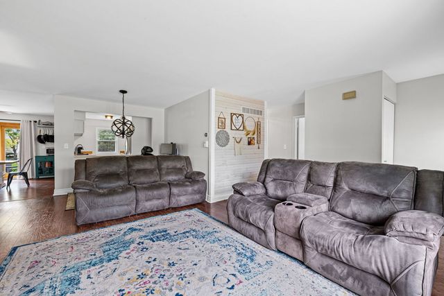 985 Brower Drive, Roselle, IL 60172