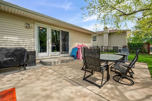 985 Brower Drive, Roselle, IL 60172