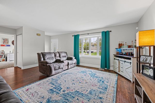 985 Brower Drive, Roselle, IL 60172