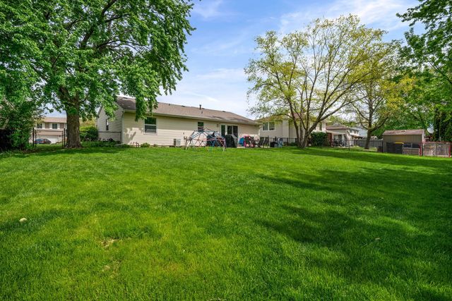 985 Brower Drive, Roselle, IL 60172