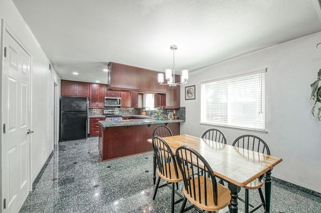 802 N Stanford Avenue, Clovis, CA 93611