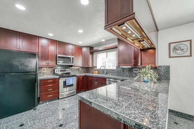 802 N Stanford Avenue, Clovis, CA 93611