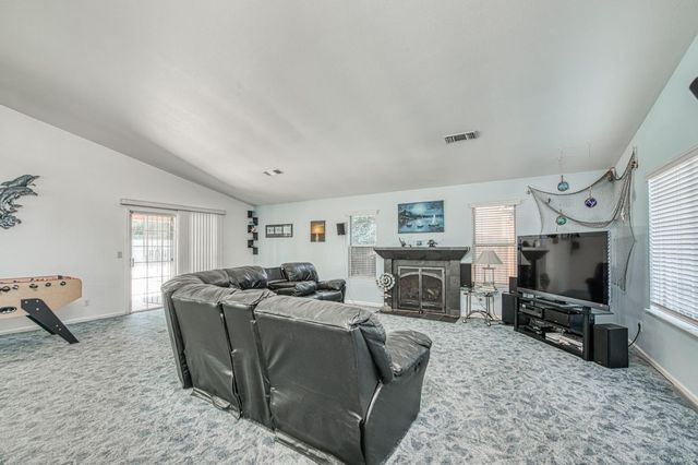 802 N Stanford Avenue, Clovis, CA 93611