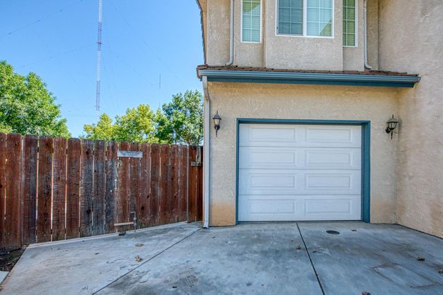 802 N Stanford Avenue, Clovis, CA 93611