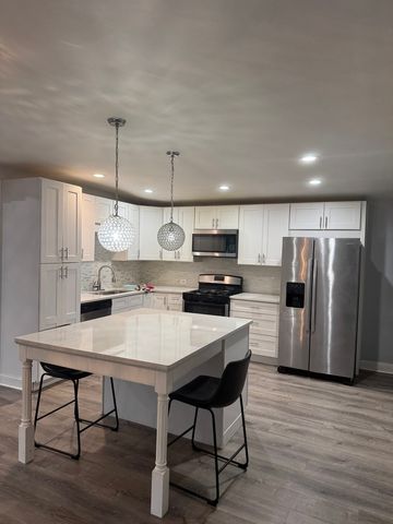 7800 W 98th Place, Hickory Hills, IL 60457