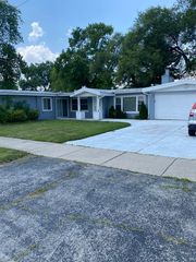 7800 W 98th Place, Hickory Hills, IL 60457