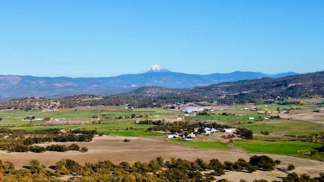 1207 Overlook Drive, Eagle Point, OR 97524