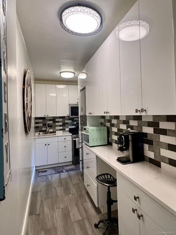 6863 108th Street 2F, Forest Hills, NY 11375