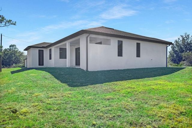 1752 Pine AVE, Lehigh Acres, FL 33972