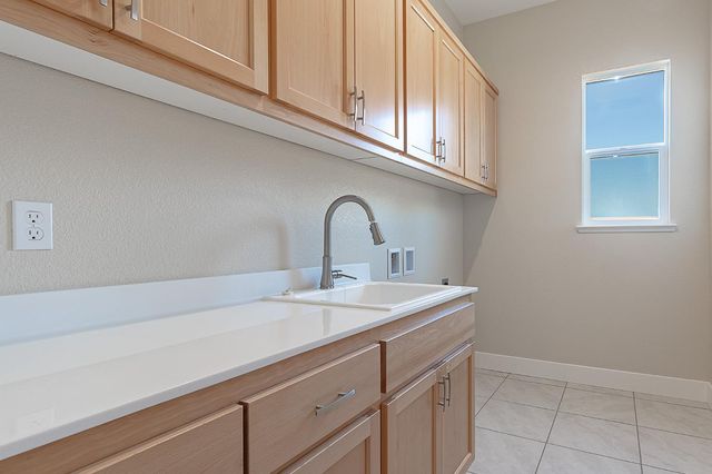 901 Meadowlands Dr, Oakdale, CA 95361