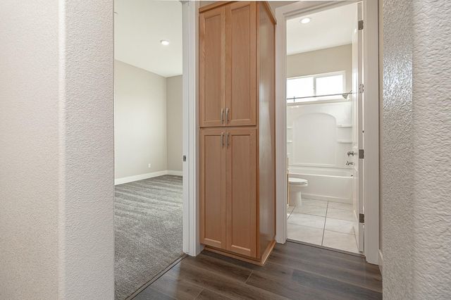 901 Meadowlands Dr, Oakdale, CA 95361