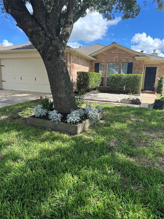 2211 Beacon Light Lane, Fresno, TX 77545