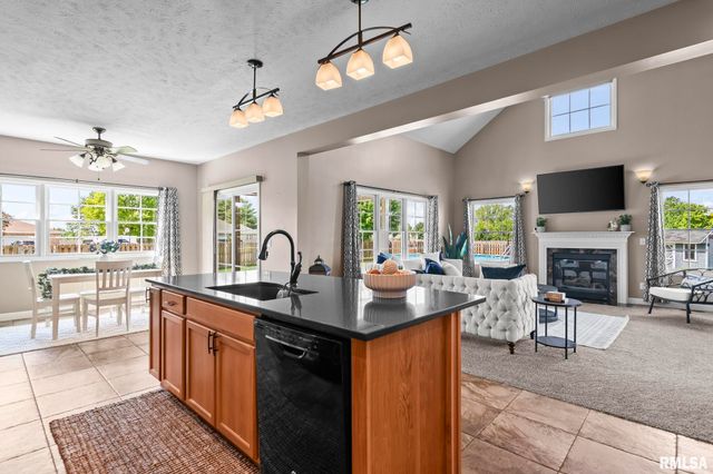 101 Kodiak Drive, Chatham, IL 62629
