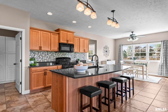 101 Kodiak Drive, Chatham, IL 62629