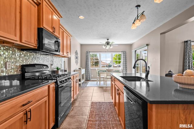 101 Kodiak Drive, Chatham, IL 62629