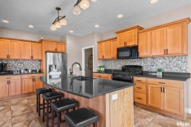 101 Kodiak Drive, Chatham, IL 62629