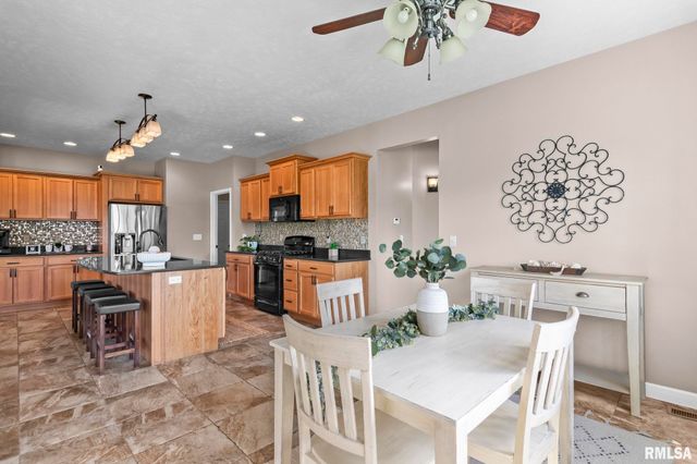 101 Kodiak Drive, Chatham, IL 62629