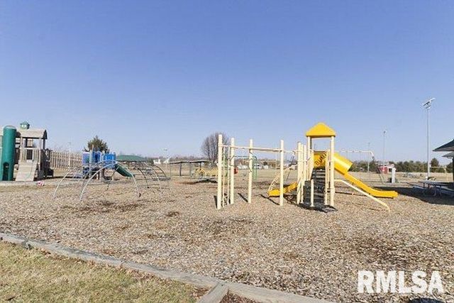 101 Kodiak Drive, Chatham, IL 62629