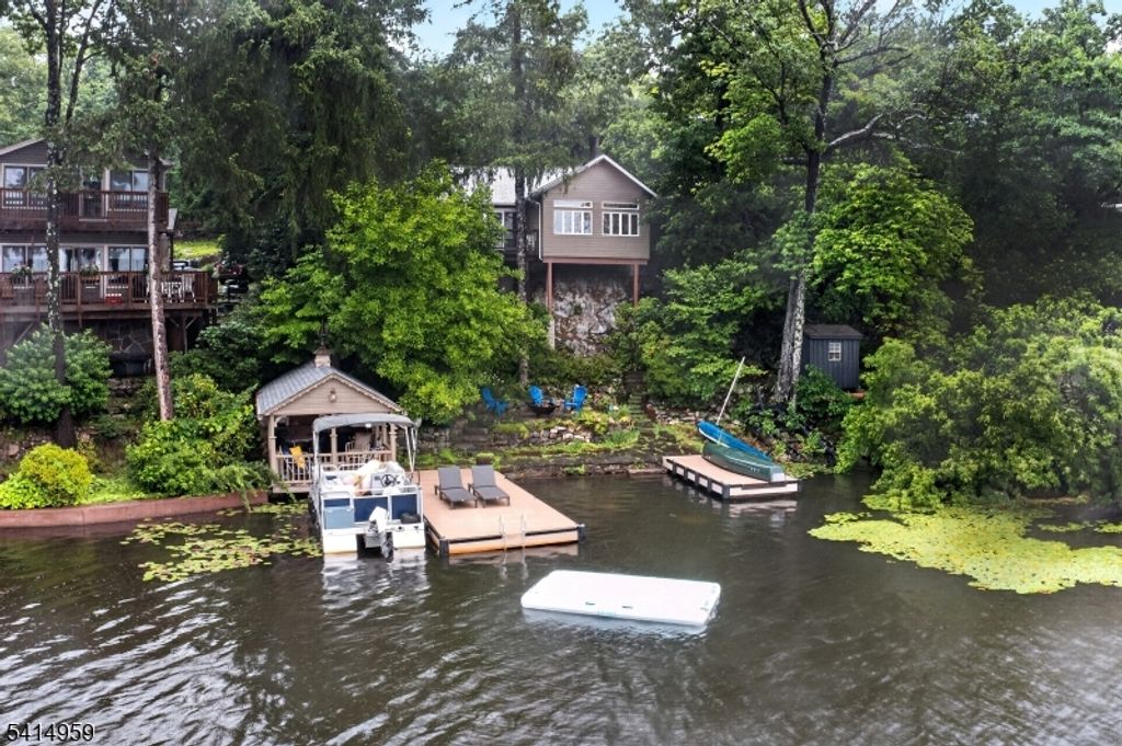 106 Demarest Rd, Bloomingdale Boro, NJ 07403