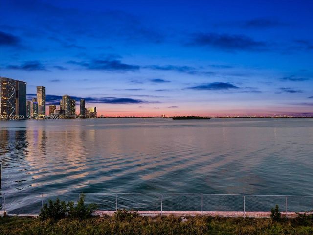 851 N Venetian Dr, Miami, FL 33139