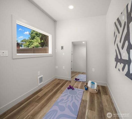 107 6th Street S, Kirkland, WA 98033