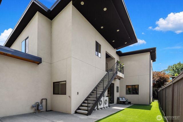 107 6th Street S, Kirkland, WA 98033