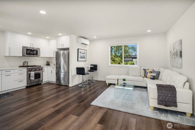 107 6th Street S, Kirkland, WA 98033
