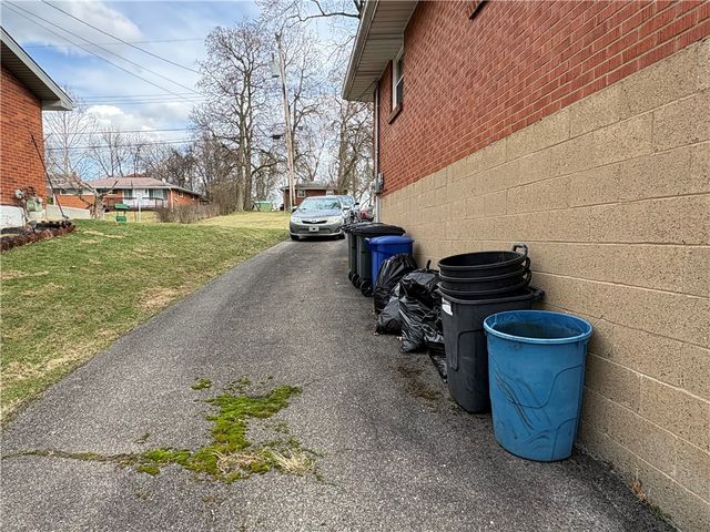 562 Firethorne Dr, Monroeville, PA 15146