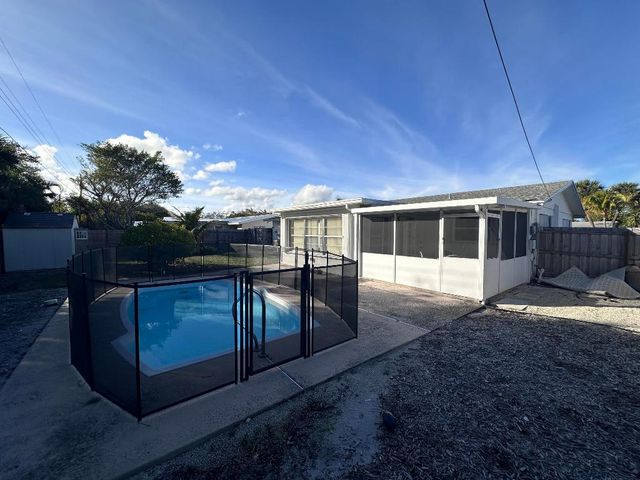 14 Ridgewood Circle, Tequesta, FL 33469