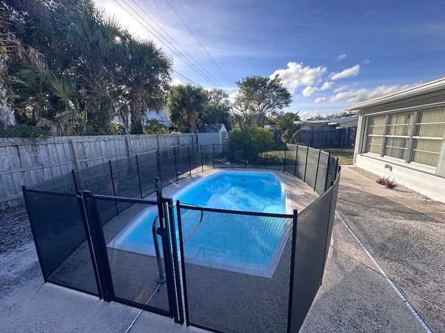 14 Ridgewood Circle, Tequesta, FL 33469