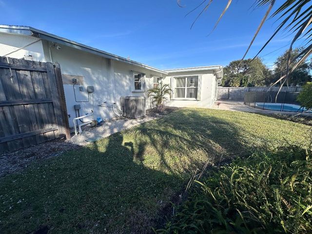 14 Ridgewood Circle, Tequesta, FL 33469