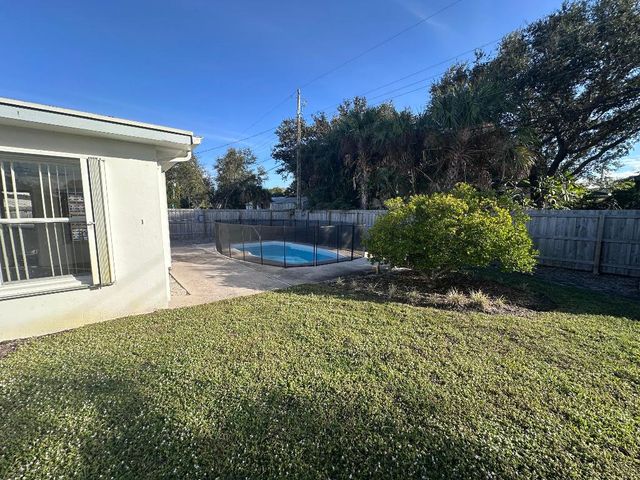 14 Ridgewood Circle, Tequesta, FL 33469