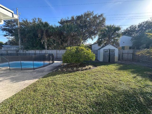 14 Ridgewood Circle, Tequesta, FL 33469