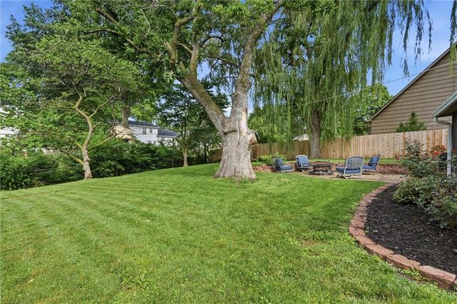 8914 Eby Drive, Overland Park, KS 66212