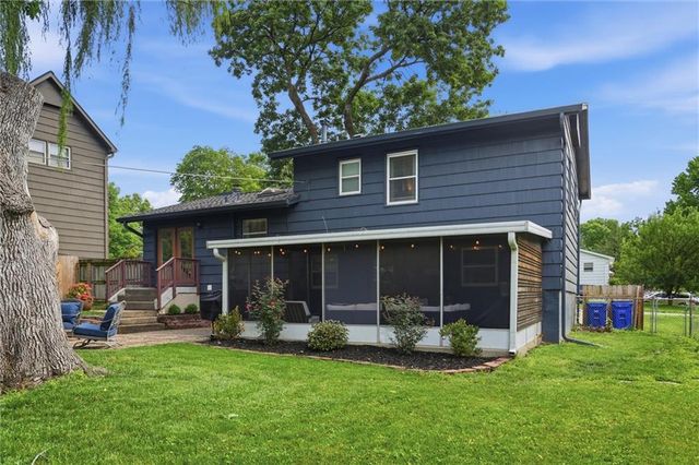 8914 Eby Drive, Overland Park, KS 66212