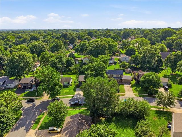 8914 Eby Drive, Overland Park, KS 66212