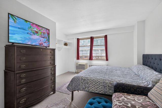 240 Cozine Ave Apt 1E, New York City, NY 11207