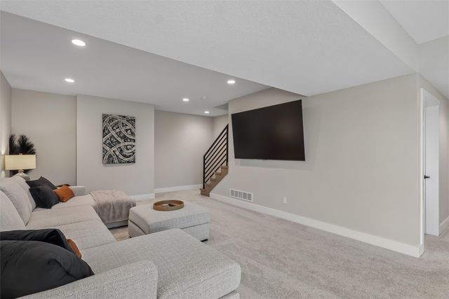 17208 Brookview Drive, Urbandale, IA 50263