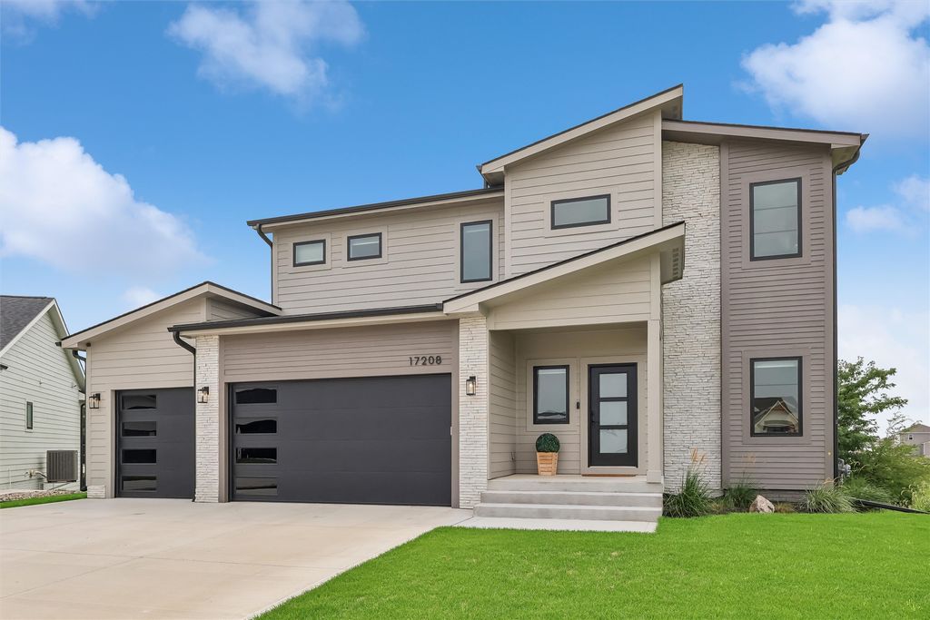17208 Brookview Drive, Urbandale, IA 50263