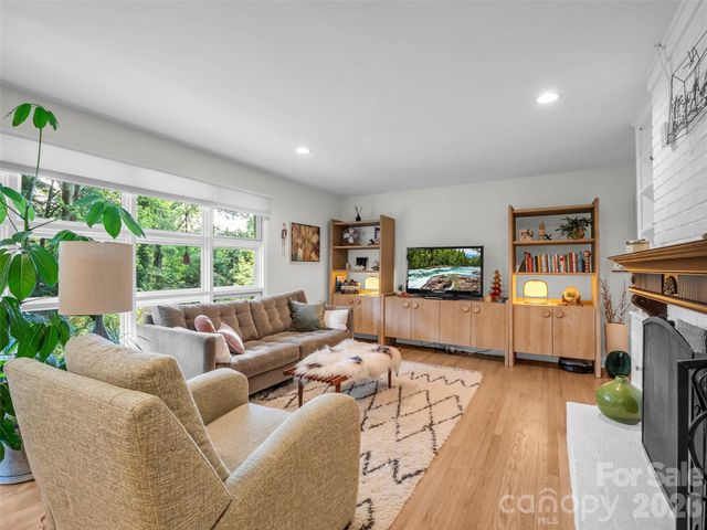 2 Bevlyn Drive, Asheville, NC 28803