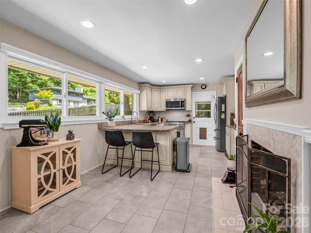 2 Bevlyn Drive, Asheville, NC 28803