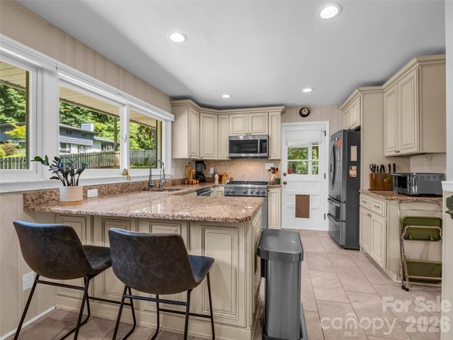 2 Bevlyn Drive, Asheville, NC 28803