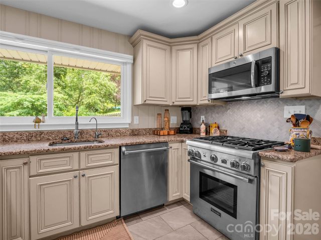 2 Bevlyn Drive, Asheville, NC 28803