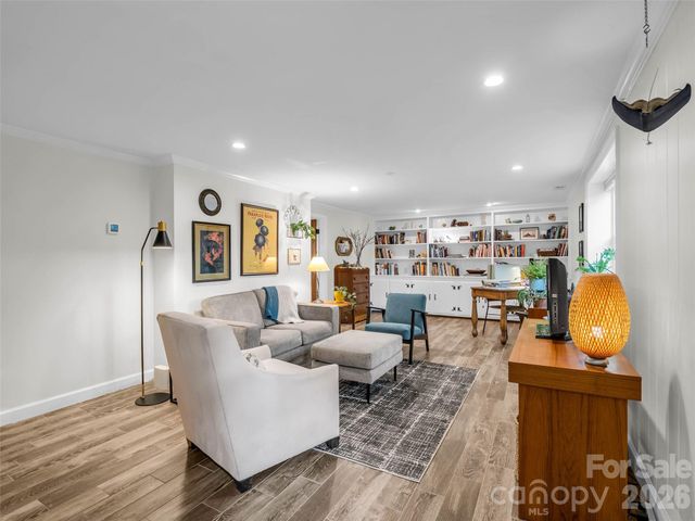 2 Bevlyn Drive, Asheville, NC 28803