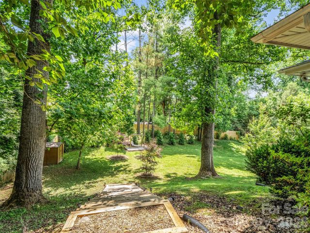 2 Bevlyn Drive, Asheville, NC 28803